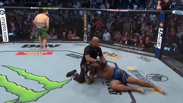 Тай туиваса вырубает грега харди