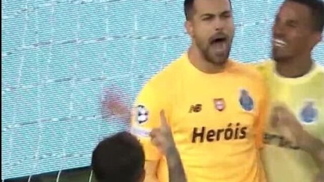 Вратарь "порту" диогу кошта отбивает пенальти в матче с "брюгге" (2022)