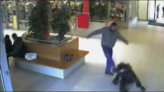 Избил девушку в торговом центре (китай)