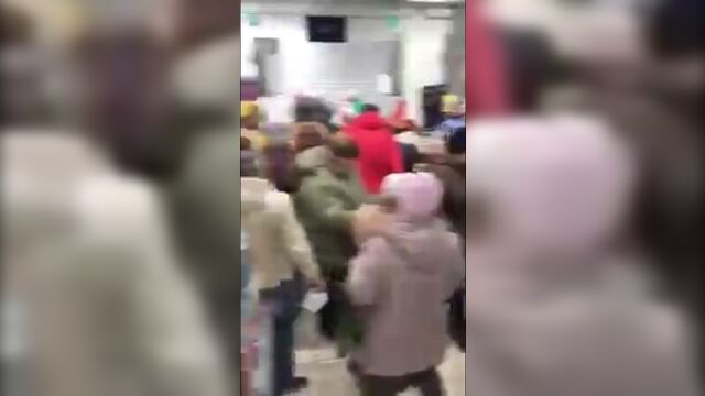 Бабки в магните бегут за подарками по акции с наклейками.mp4