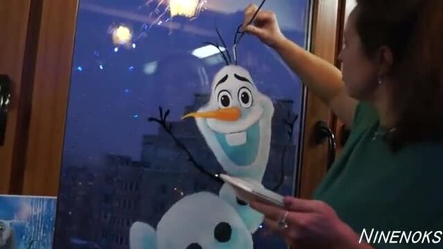 Как нарисовать снеговика олафа из мультика "холодное сердце" на окне к новому году. украшаем окно.