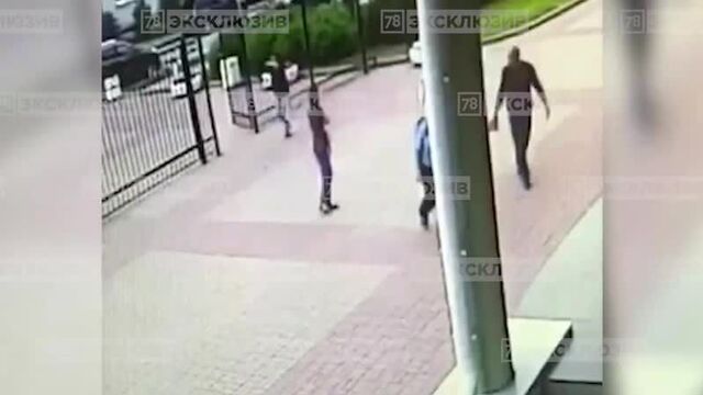 Радужный флаг у школы