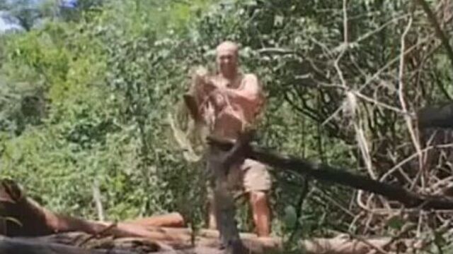 Плот в джунглях выживший