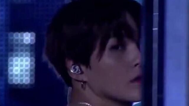 Он оглянулся посмотреть