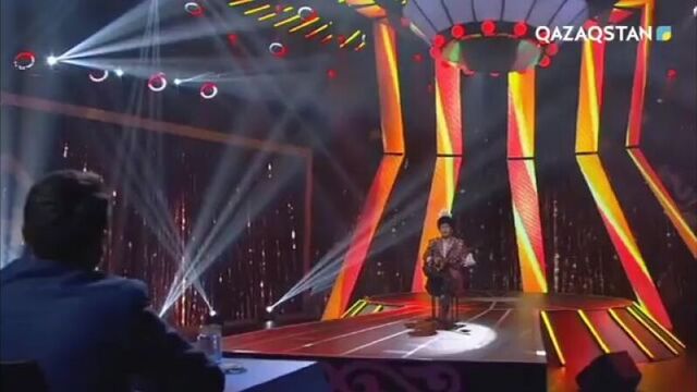 Бауыржан нұрмұханов жаяу мұсаның "лəйлім" əнін орындады.