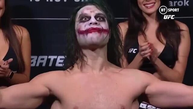 Бразильский боец ufc маркус перес пришел на церемонию взвешивания перед поединком с веллингтоном турманом в образе джокера. - -