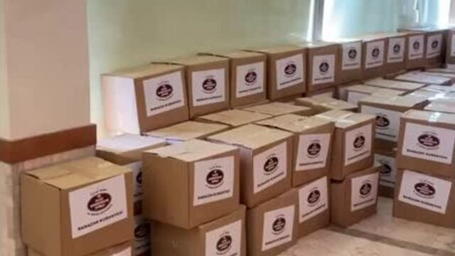 Турецкий шеф-повар бурак оздемир помогает старикам в период карантина