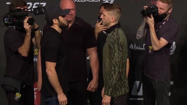 Ислам махачев vs дэн хукер - битва взглядов с пресс-конференции перед ufc 267