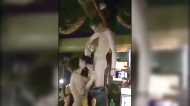 Отсосала в клубе. прикол секс минет сосет ночной клуб секс