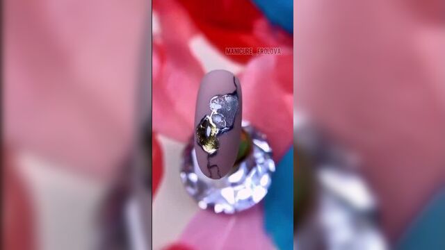 Нюдовый с золотым и серебряным элементами видео от маникюр | дизайн ногтей