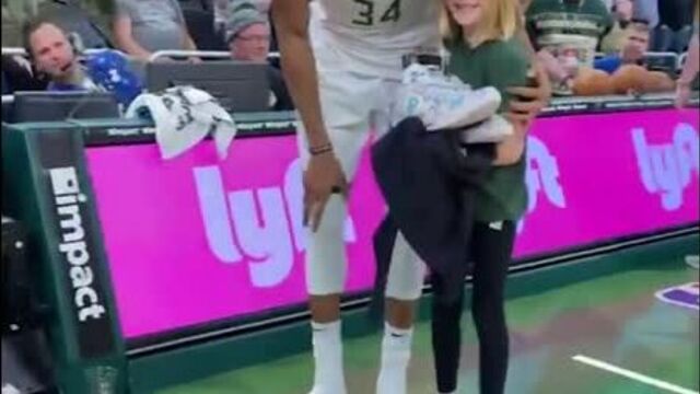 Профессиональный баскетболист яннис адетокунбо отдал маленькой фанатке свои игровые кроссовки прямо во время матча.