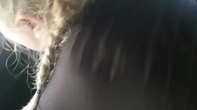 Arka koltukta hatuna çakıyor