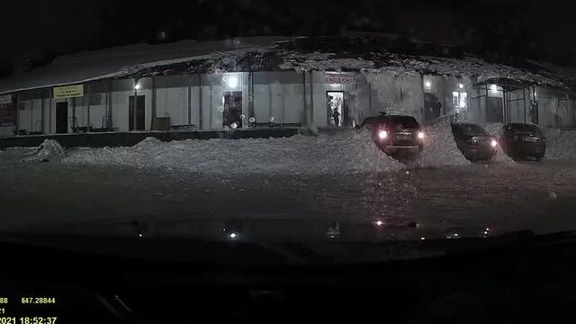 Легковушки на рынке «шупашкар» накрыло лавиной с крыши павильона