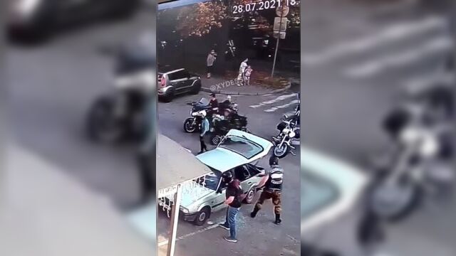 В черкассах одесские байкеры избили парочку за то, что молодой человек перестроился перед ними.