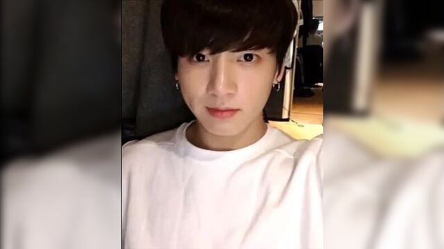 Арми собрала почти все селки чонгука с 2013 по 201.mp4