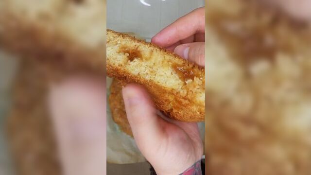 Воздушный пирог на кефире с вареньем