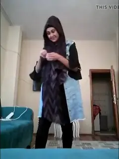 Türbanlı sevgilisi için video çekip konuşarak soyunuyor секс видео 