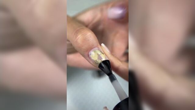 Нюдовый дизайн с золотом видео от маникюр | дизайн ногтей