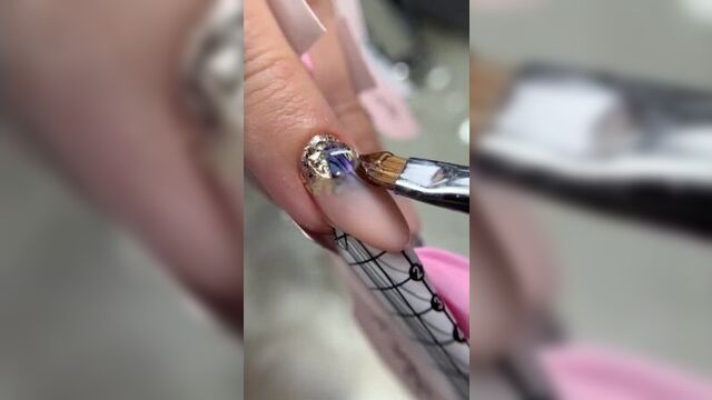 Белый выкладной френч с чёрными линиями и поталью видео от маникюр | дизайн ногтей