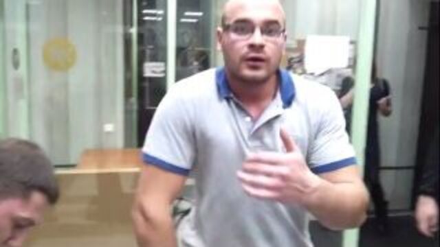 Поимка антифашистки, облившей тесака мочой