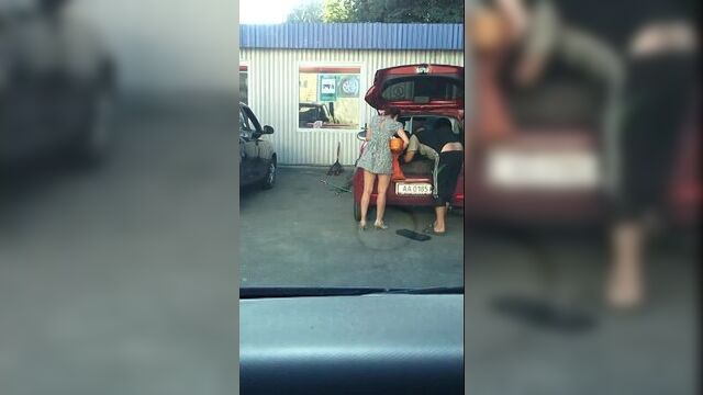 Приехала на шиномонтаж без трусов