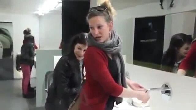 Детишки трахаются в дамском туалете.mp4