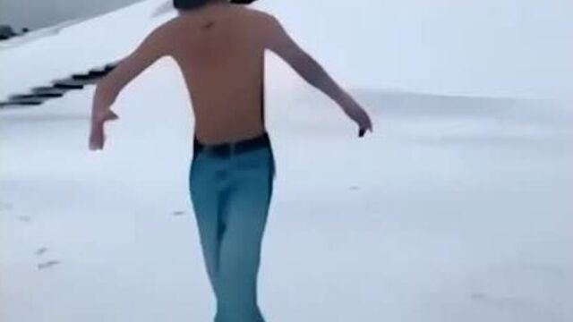 Танцы для tiktok на братской могиле