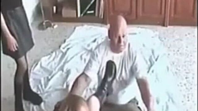 Музычко "пытают" проститутки... )))