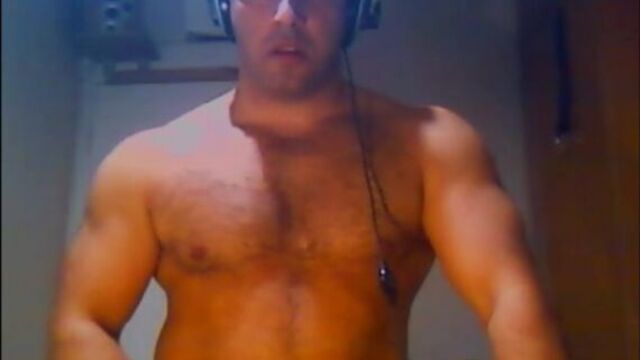 Натуралу в скайпе видик показали, он повелся, думая что дрочит с телочкой в реале