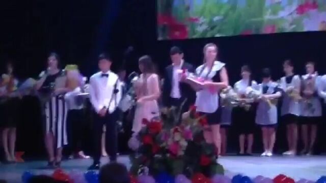 Выпускница о незаслуженной медали одноклассницы, чья мать руководит местным упр. образования (vhs video)