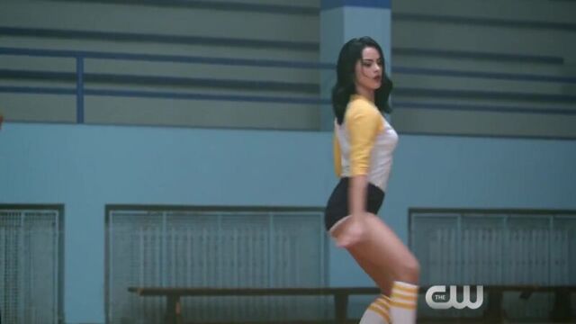 Вероника и шерил дрыгают попой.