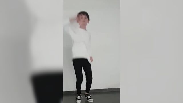 Anastasya _ natalia averboukh on instagram_ _את הפסח הזה נחגוג כל אח כל משפחה בנפרד _ אבל נפשית ובלב אנו עדיין נהיה כולנו.mp4