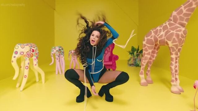 Настя каменских (nk) и другие в клипе elefante (2019) hd 1080p голая? секси!