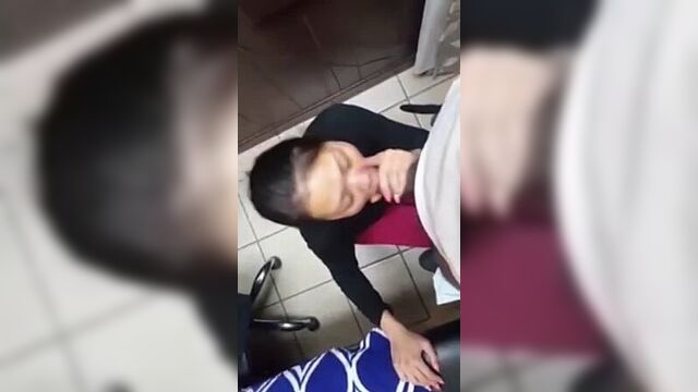 Замужняя milf из китая сосет негру прямо на работе.mp4