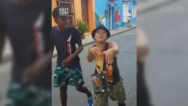 Colombian kids - freestyle rap on the streets