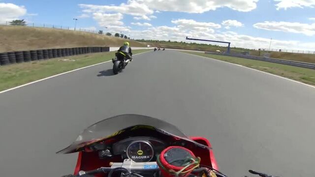 Realistic pov on a fast r6 _ struggling to overtake 1000 cc