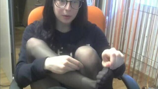 Фетешистка тянка говорит о жизни и показывает свои нлжки в чулках (sexy cute teen tyan showing stockings feet, foot fetish)