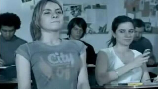 Школьница сидит на вибраторе. оргазм на уроке. vibrator call