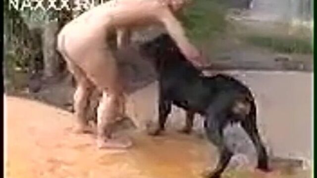 !blondinka_trahaetsya_s_dogom_u_bassejna