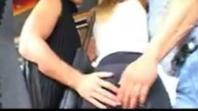 İki sapık adam otobüste karıyı taciz ediyor