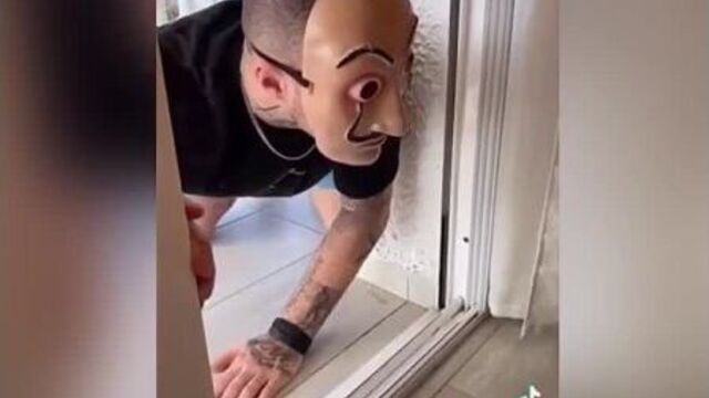 Ради первого домашнего порно худышка согласилась сосать и трахаться глядя только в камеру (полное видео можно найти в описании к