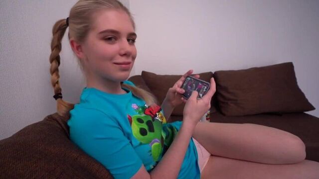 Играла в brawl stars, но увидела член и сразу отвлеклась