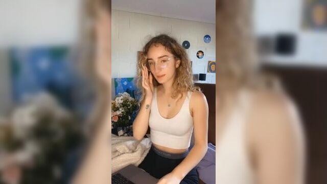 Домашние тренировки брюнетки вынуждают парня трахать обе ее дырки (полное видео можно найти в описании к видео)