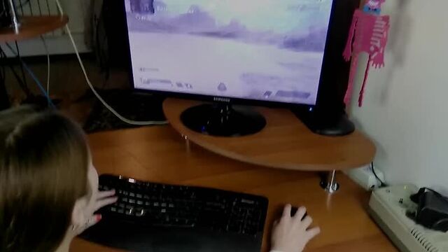 Трахнул свою подругу пока она играла в apex legends