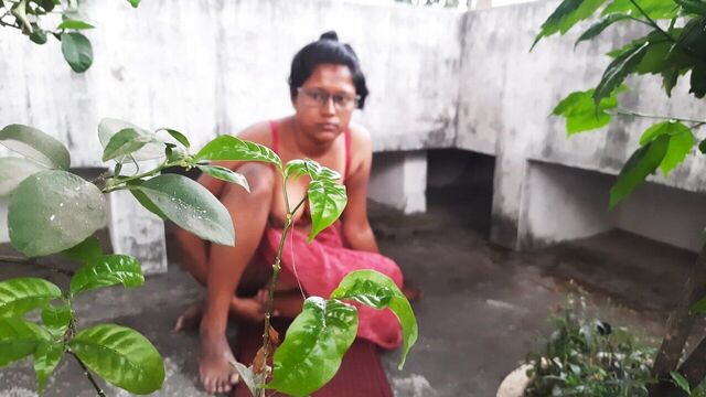Desi bengali boudi in saree fucked at outdoor