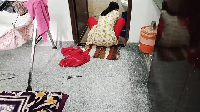 Sasur ne choti bahu ko kapde dho rahi dekh kar akele me chod liya