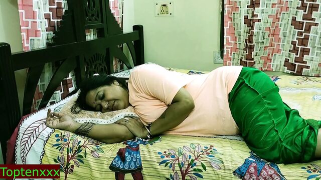 Hot sexy aunty ko teen nokor ne accha se choda!! hindi audio