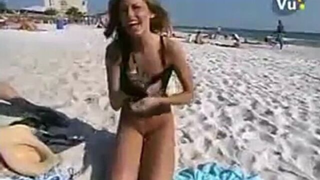 Стеснительная девушка полностью раздевается на не нудистком пляже