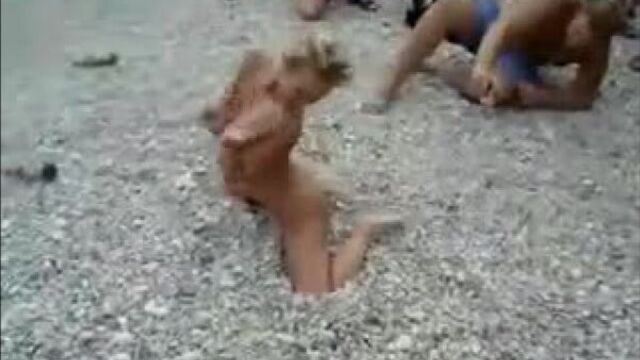 Голая девушка позирует перед восторженной толпой