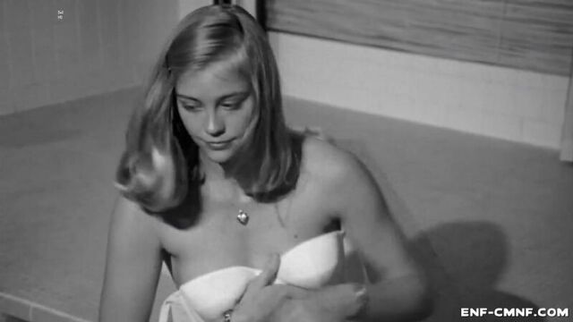 Смущённая юная сибилл шеперд раздевается под пристальным наблюдением зрителей